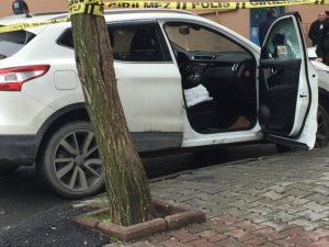 Gaziosmanpaşa’da lüks araca silahlı saldırı: 1 yaralı