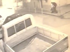 Kadına bıçaklı şiddetin görüntüleri güvenlik kamerasına yansıdı
