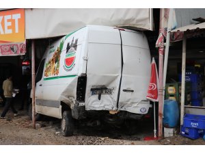 Diyarbakır'da otomobil minibüse çarptı: 2 yaralı