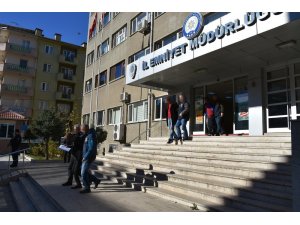 Polis cami hırsızlarının kullandığı aracı lastiklerine ateş ederek durdurdu