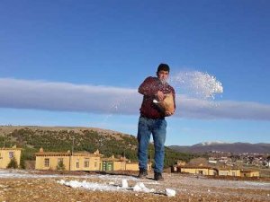 Sanatçıların köyünde toprak dam yuvaklama mesaisi