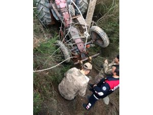 Devrilen traktörün altına kalan sürücü hayatını kaybetti