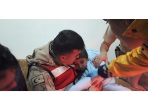 Jandarma tarafından donmak üzereyken bulunan çocuğun ilk isteği ayakkabı oldu