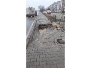 Su borusu patladı, göçük oluşan yol trafiğe kapatıldı