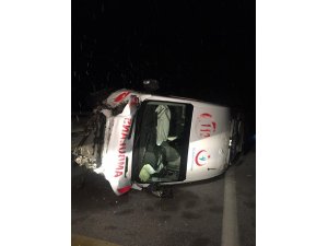 Hasta taşıyan ambulansla ticari araç çarpıştı: 10 yaralı