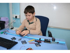 Görme engelliler için ‘Gören göz’ isimli mesafe sensörlü engelli bastonu keşf ettiler