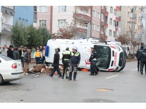 Ambulans ile otomobil çarpıştı: 6 yaralı