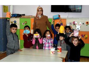 Minik öğrencilerin kumbaraları Mehmetçik için doluyor