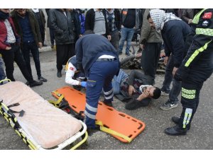 Motosiklet ile otomobilin çarpışma anı güvenlik kamerasında