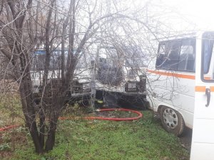 İnönü’de çıkan yangında 2 minibüs kullanılamaz hale geldi