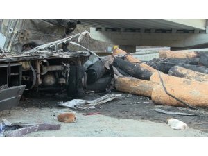 Yanan tırdan geriye hurda yığını kaldı