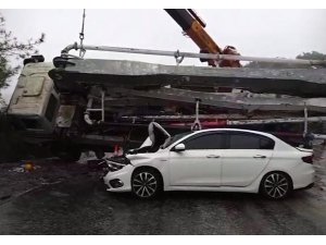 Beton mikseri otomobilin üzerine devrildi