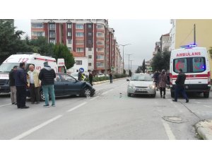 İki otomobil çarpıştı: 1 yaralı