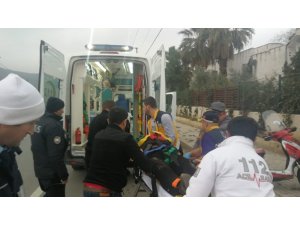 Kasksız sürücü başını kaldırıma çarpıp ağır yaralandı