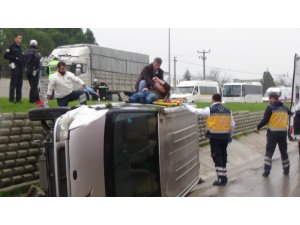 Minibüs su kanalına uçtu: 1 yaralı
