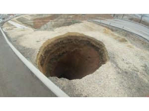 Toprak çöktü, dev çukur oluştu
