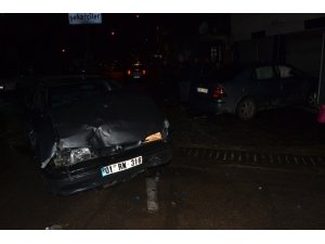 Kaza sonrası küçük çocuk annesinin kucağında ağladı