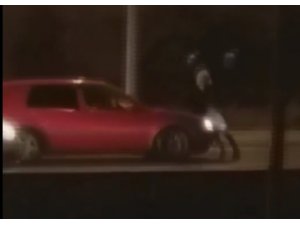 Genç kadını otomobille metrelerce sürükledi