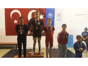Pursaklar Belediyesi halterde 2 altın madalya daha kazandı