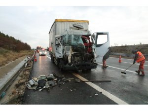 Başkent’te kamyon tır ile çarpıştı: 1 yaralı