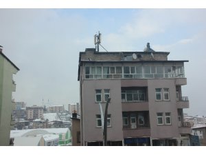 Binadan rastgele atılan saclar kazaya davetiye çıkardı