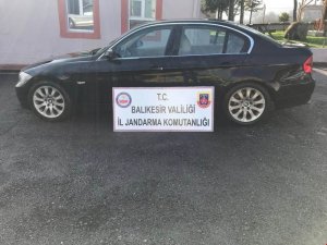 Jandarma gümrük kaçağı lüks aracı yakaladı