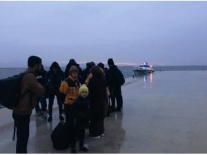 Fırtınada lastik botları sürüklenen kaçak göçmenler kurtarıldı