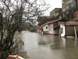 Sarıyer'de dere taştı