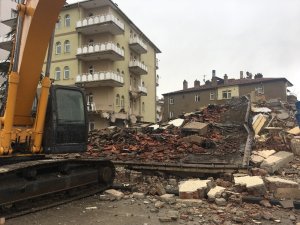 Niğde’de bir evin oturma odasının duvarı çöktü