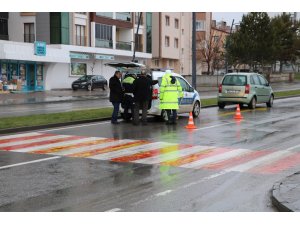 Yaya geçidinde otomobil çarptı