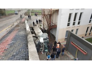 Kum yüklü kamyon istinat duvarından aşağı düştü: 1 ağır yaralı