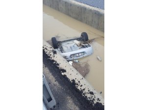 Kayıp gençlerin cesedi su kanalına düşen otomobilden çıktı