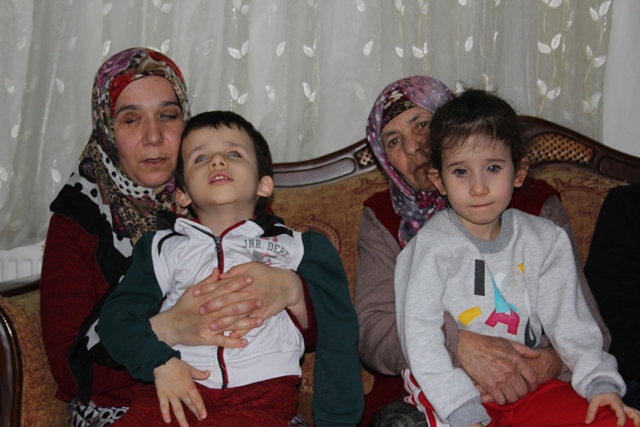 Babaanne engelli ailesinin "gözü" oldu