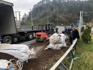 Çay yüklü tır yola devrildi: 1 yaralı