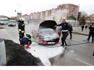 Seyir halindeki otomobil yandı