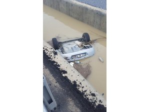 Kayıp iki kişinin cesedi kanala düşmüş araçta bulundu