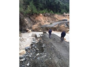 Mersin’de yol yarıldı, menfez köprü ikinci kez göçtü