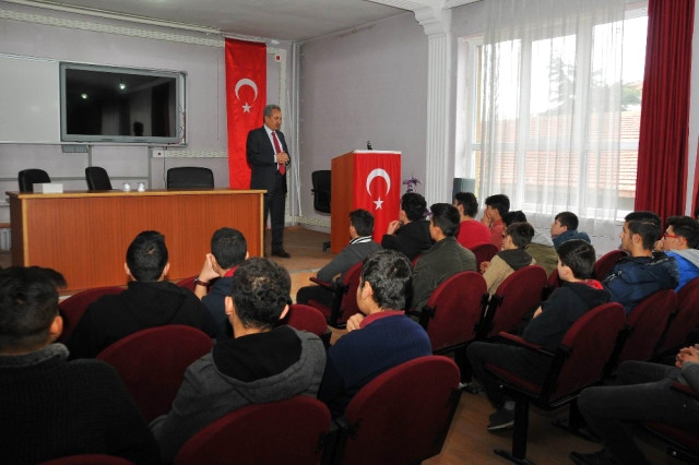 Akkaya, öğrencilerle buluştu