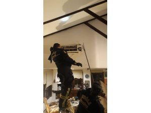 Muğla'da klimaya giren yılanı itfaiye ekibi çıkardı