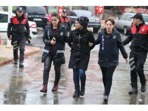 Parasını bulan polislere sarılıp ağladı