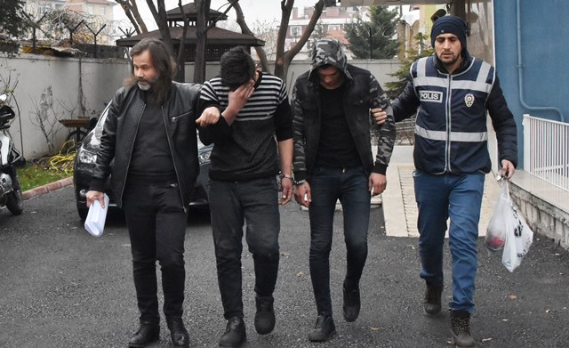 Oto teyp hırsızları tutuklandı