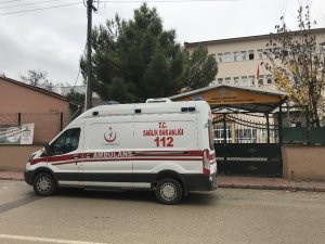 Deprem esnasında baygınlık geçiren öğrenci hastaneye kaldırıldı