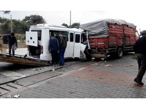 Minibüs kamyona arkadan çarptı: 1 yaralı