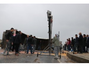 Tır devrildi, kilometrelerce araç kuyruğu oluştu