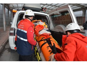 Yaşlı adam ormanlık alanda donmaktan son anda kurtarıldı
