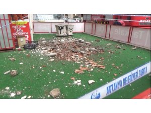 Göçen balkonundan tuğla ve beton parçaları yağdı