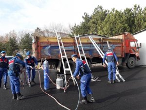 4 elektrik direğini oksijen kaynağı ile keserek çalmaya çalıştılar
