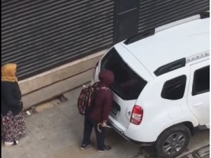 Görme engelli çocuğa hatalı otopark darbesi