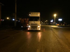 Seyir halindeki kireç yüklü tırın dorsesi çıktı