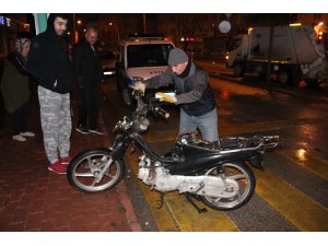 Kavşakta motosikletle çarpışan otomobil sürücüsü ardına bile bakmadı